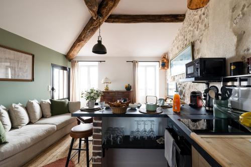 un soggiorno con un divano e un tavolo di BnB La Sanverine, historic center Vence a Vence