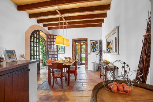 a kitchen and dining room with a table and chairs at Chalet Las Canas in Santa Maria del Camí