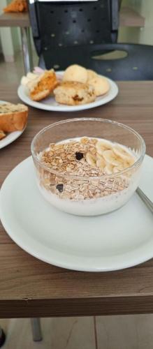 eine Schüssel Müsli und Bananen auf einem Tisch in der Unterkunft Hotel Comodoro in Comodoro