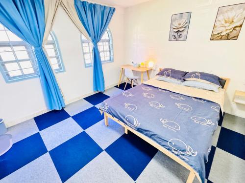 a bedroom with blue curtains and a bed at 吉隆坡后花园别墅Backyard Garden Villa KL in Petaling Jaya