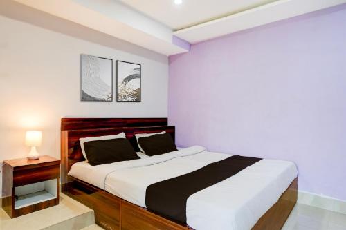 Un pat sau paturi într-o cameră la Collection O Rani Gate Guwahati Formerly Lakhi Guest House