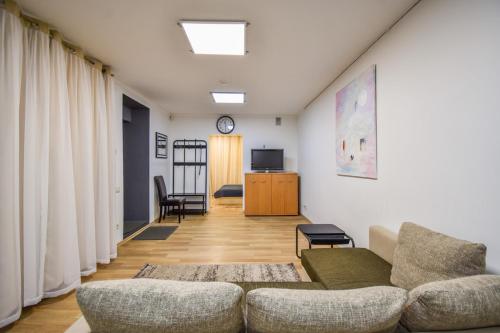 Posezení v ubytování A cozy apartment with private entrance in the city centre