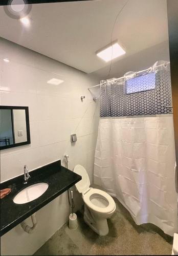 皮雷诺波利斯Esquina Da Mata的浴室里有马桶、洗手池和淋浴。