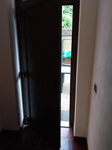 una puerta abierta a una habitación con puerta en La Quiete, en Pocapaglia