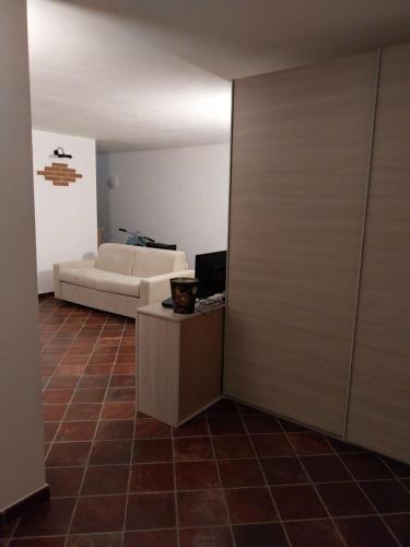 una sala de estar con un sofá y una mesa en La Quiete, en Pocapaglia