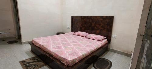 Ένα ή περισσότερα κρεβάτια σε δωμάτιο στο Shri Gopal Rasoi & Family Restaurant