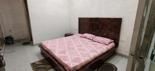 Ένα ή περισσότερα κρεβάτια σε δωμάτιο στο Shri Gopal Rasoi & Family Restaurant