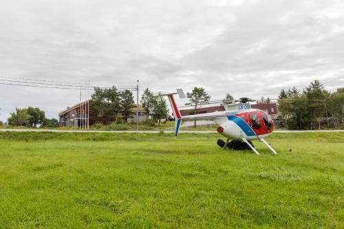 a small plane sitting in a field of grass at Dolmsundet Hotell Hitra in Melandsjøen
