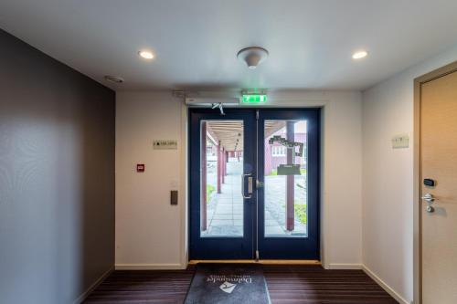 an entrance to a building with a blue door at Dolmsundet Hotell Hitra in Melandsjøen