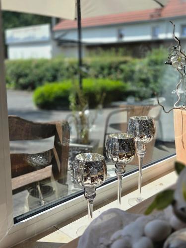 德累斯顿德累斯顿埃托克维泽弗瑞恩&莫斯克私人会馆的一组酒杯摆放在窗边