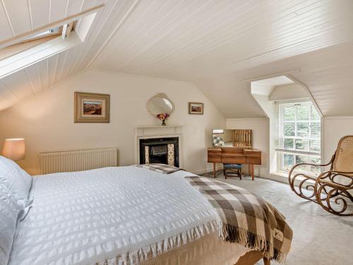 Una cama o camas en una habitación de 3 Bed in Kirriemuir 96317