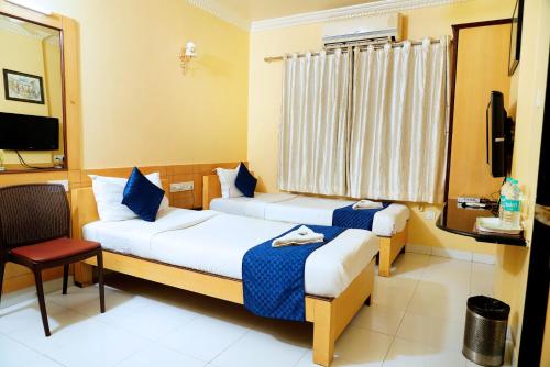 Postel nebo postele na pokoji v ubytování Hotel Suraj Classic