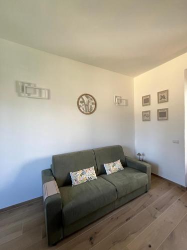 a living room with a couch and a clock on the wall at Casa Amali in Intra