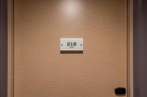 a door with a sign that says on it at Dolmsundet Hotell Hitra in Melandsjøen
