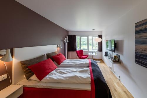 Postel nebo postele na pokoji v ubytování Dolmsundet Hotell Hitra