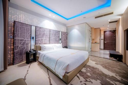 Un dormitorio con una cama grande en una habitación. en X-Digital HOTEL, en Bắc Ninh