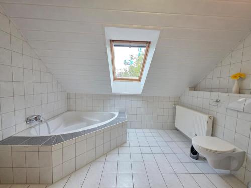 Ένα μπάνιο στο Komfortferienhaus Deichzauber Norddeich