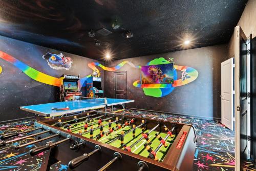 une salle avec une table de ping-pong et une salle de jeux dans l'établissement Great 8 br villa w games theater pool by Disney, à Kissimmee