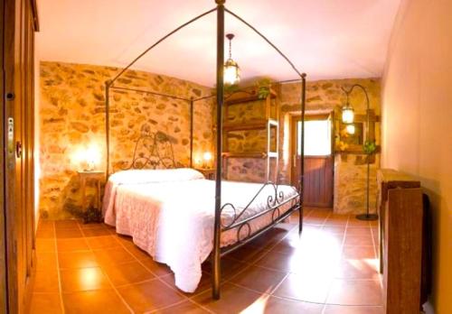 Giường trong phòng chung tại A Casa do Aloumiño da Auga Mondariz VT-PO-00148 y SPA Prexigueiro Obsequio entrada por persona a circuito termal