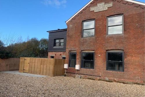 ライドにあるApartment 4 The Old Drill Hallの煉瓦造りの建物