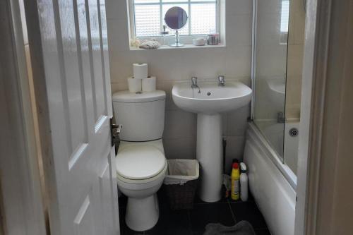 ein kleines Badezimmer mit Toilette und Waschbecken in der Unterkunft Cottage - Sleeps 4 - Garden - Parking in Chorley