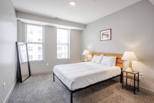 une chambre avec un grand lit et deux lampes dans l'établissement CozySuites at the Banks gym pool 13, à Cincinnati