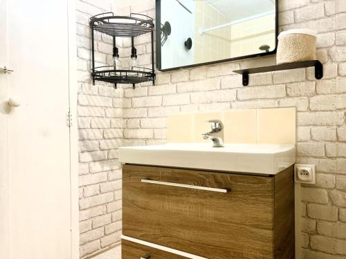 a bathroom with a sink and a mirror at Le clos des écureuils in Amboise