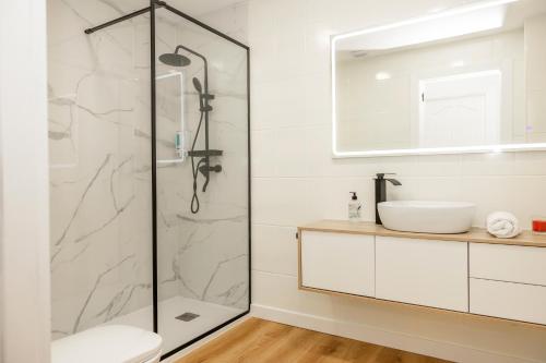 a bathroom with a shower and a sink at Apartamento en centro de Cazorla con vista a la montaña in Cazorla