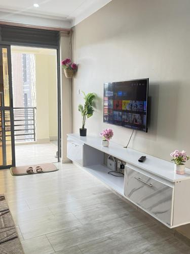 TV a/nebo společenská místnost v ubytování Rokans Pearl Kyanja