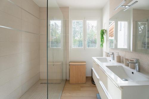 a bathroom with two sinks and a glass shower at Olyma - Spacieuse - Familiale - Piscine & Climatisé in Éguilles
