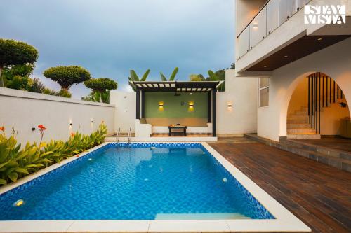 Piscina de la sau aproape de StayVista at Zenith Palms