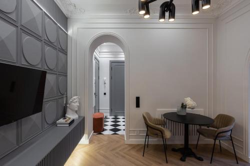 comedor con mesa y sillas y pasillo en Elegant central apartment, en Toshkent-Passajir Bekati