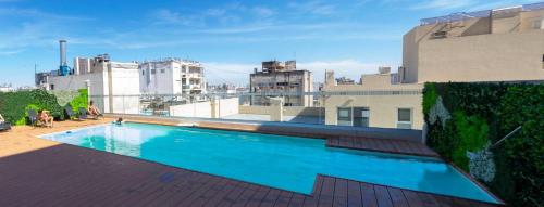 una gran piscina en la azotea de un edificio en Fliphaus Moreno 550 'A' Loft with Pool in Plaza de Mayo, en Buenos Aires