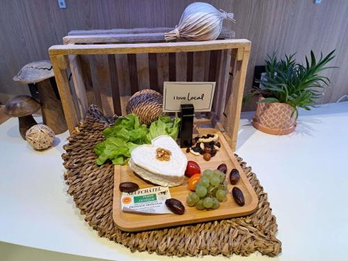 einen Tisch mit einem Schneidebrett mit Essen drauf in der Unterkunft ibis Budget Le Treport Mers Les Bains in Mers-les-Bains