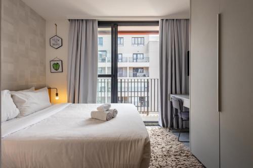 Un dormitorio con una cama con un osito de peluche encima. en 360 Vila Mariana, en São Paulo