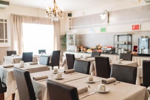 Un restaurante u otro lugar para comer en Hotel Carignano