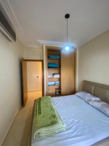 a bedroom with a bed and a closet at Golf 47 A in Asilah