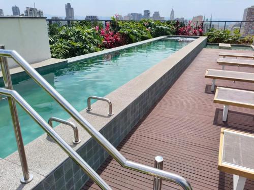 Πισίνα στο ή κοντά στο Apartamento na Liberdade a 300 metros do Metro e Feirinha da Liberdade