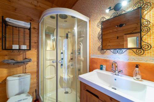 un bagno con doccia, lavandino e WC di La Casa de Madera de VillaFátima a Barrio de las Cuevas