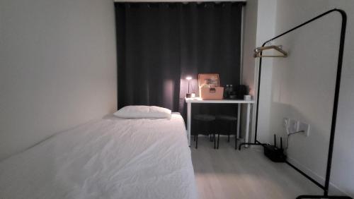 1 dormitorio con cama y escritorio con ventana en 2호선 신촌역 도보3분 3-min walk from Sinchon Station Line2, en Seúl