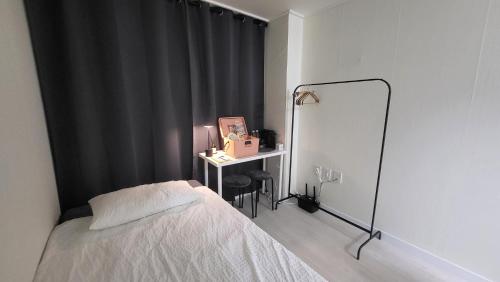 Un dormitorio con una cama y un escritorio con espejo. en 2호선 신촌역 도보3분 3-min walk from Sinchon Station Line2, en Seúl