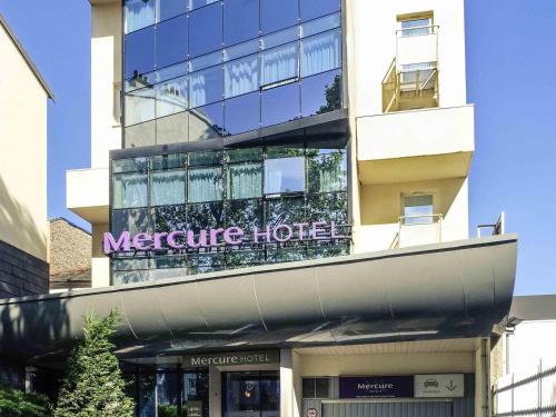 Un gran edificio con un cartel del Hotel Morpheus. en Mercure Paris Malakoff Parc des Expositions, en Malakoff