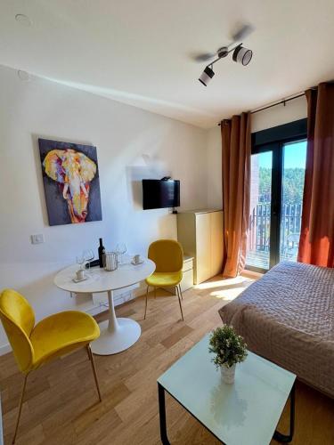 Μια τηλεόραση ή/και κέντρο ψυχαγωγίας στο Sunny, Cozy, New