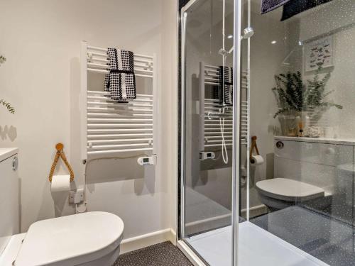 Koupelna v ubytování 2 Bed in Aberaeron 96072