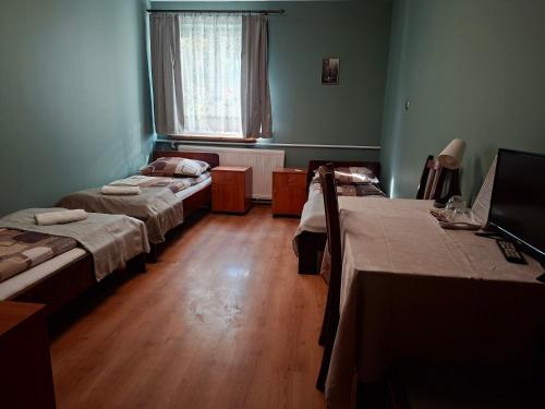 une chambre à l'hôpital avec trois lits et une fenêtre dans l'établissement K14 Rooms Lublin, à Lublin