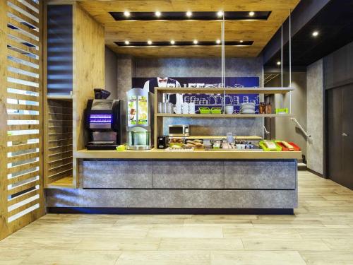 una cafetería con barra en una habitación en Ibis Budget Mulhouse Centre Gare, en Mulhouse
