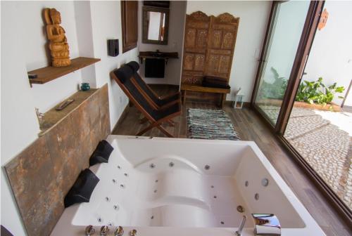 una gran bañera blanca en una habitación en Casa con encanto el Castaño en Castaño de Robledo