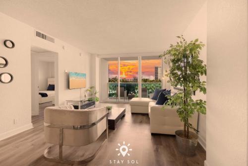 Χώρος καθιστικού στο Modern Hollywood Beach Escape - City Views