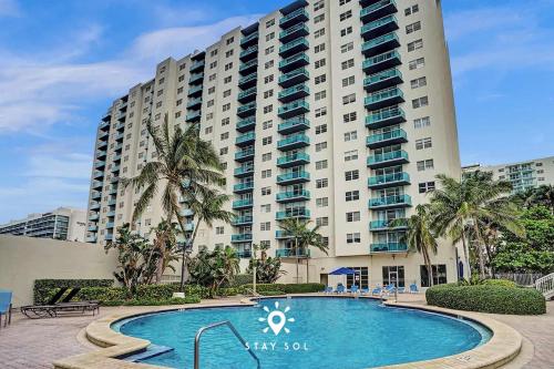 Πισίνα στο ή κοντά στο Modern Hollywood Beach Escape - City Views