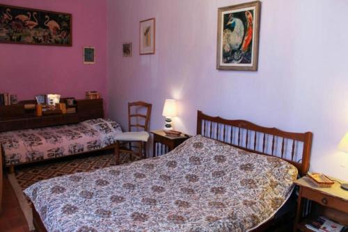 アルマーニュ・アン・プロバンスにあるGîte Clarisseのベッドとテーブルと椅子のある寝室